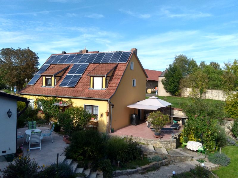 Ausblick auf das Ferienhaus mit Terrasse vom Balkon gegenüber