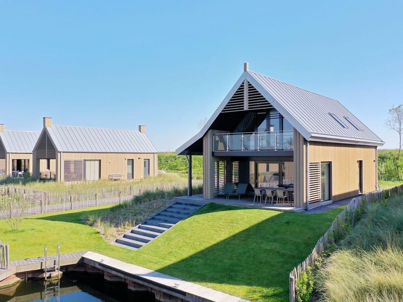 Ferienhaus am Wasser von Tholen gelegen