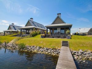 Sch&ouml;nes Ferienhaus mit Steg auf der Insel Tholen