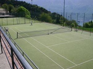 Tennis- und Bolzplatz