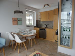 Wohnzimmer mit Essplatz und offener Küche