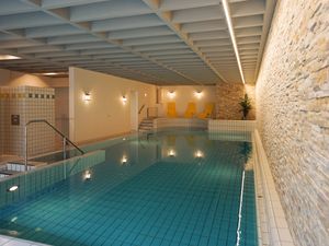 hauseigenes Hallenbad 12 x 5 m