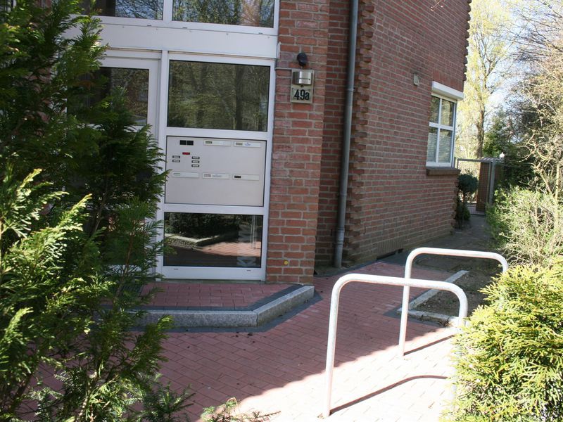 Eingang mit Fahrradständer