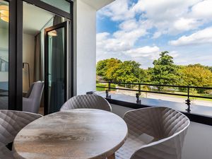 Überdachte Loggia mit Blick zum Godewindpark