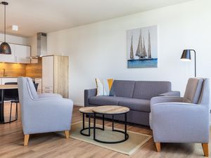Wohn-/Essbereich mit offener Küche und Sitzgelegenheit