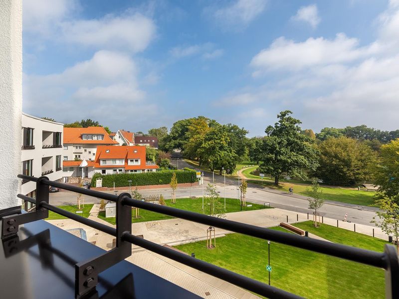 Überdachte Loggia mit Blick zum Godewindpark