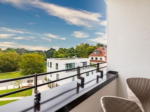 Überdachte Loggia mit Blick zum Godewindpark