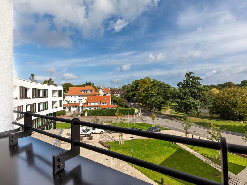 Überdachte Loggia mit Blick zum Godewindpark