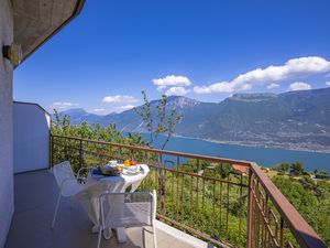 Der Balkon mit Blick auf den See und die Berge