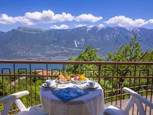 Der Balkon mit Blick auf den See und die Berge