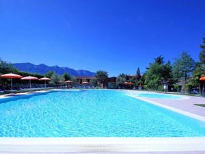 Der Pool des Hotels Pineta Campi liegt 200 m entfernt