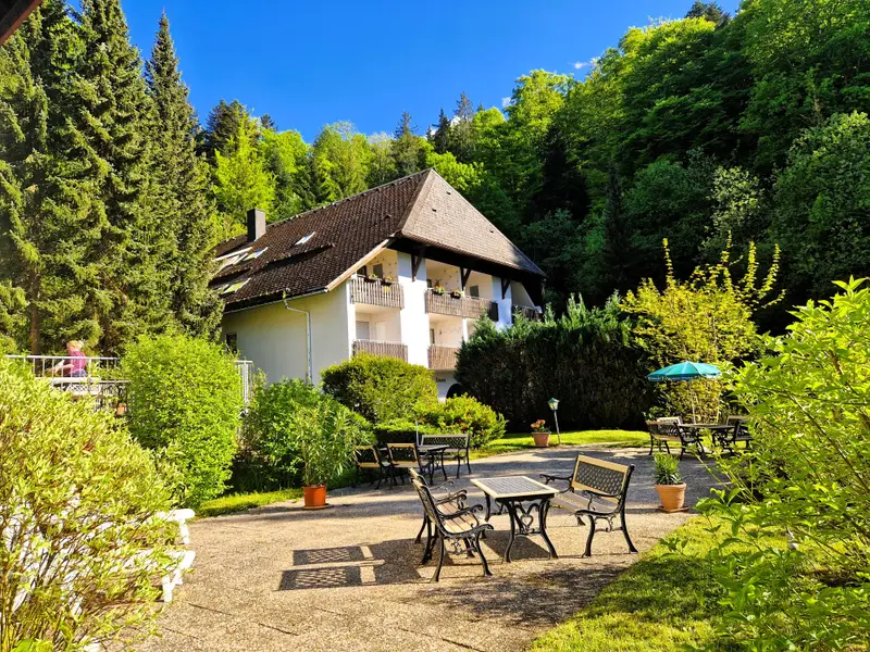 Blick auf Gemeinschaftsterrasse und Haus Blick auf Gemeinschaftsterrasse und Haus