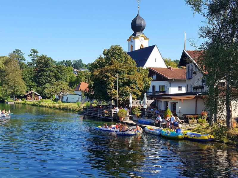 Blick von der Alzbrücke auf den Gasthof Neuwirt