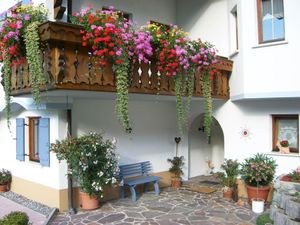 appartements-platzis-urlaub-sommer-blumen-01