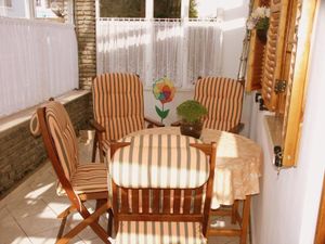 Wintergarten mit Tisch und Stühle
