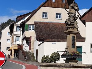 Haus Aussen mit Brunnen