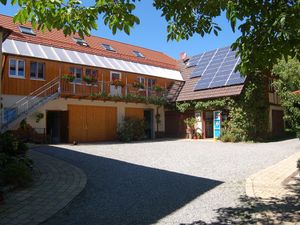 Hofansicht mit Blick zur großen Ferienwohnung