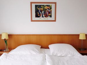 Schlafbereich. Das gemütliche Schlafzimmer mit großem Bett.