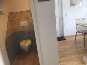 Toilette und Teil der Küche