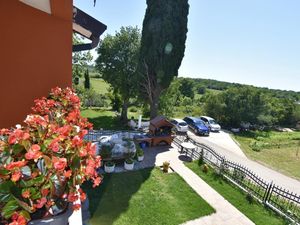 Der Blick von der Terrasse auf den umzäunten Garten.