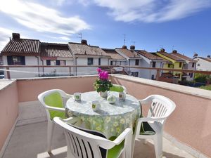 Der sonnige Balkon ist mit Tisch und Stühlen ausgestattet