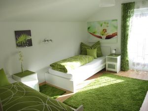 Zweibettzimmer (evtl. drei Betten)