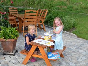 Kinder auf der Terrasse