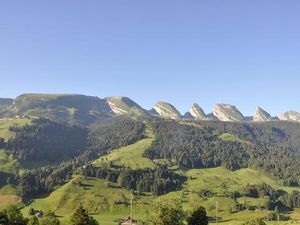 Die Aussicht von der Ferienwohnung auf die Churfirsten