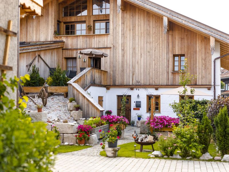 Göllner Hof, Ansicht mit Grillplatz und Terrasse im EG