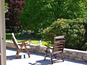 Gemütlichkeit bei einem guten Wein mit Blick in den Garten.
Hinter der Mauer der kleine Mühlenbach