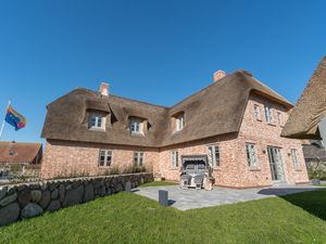 Im Garten mit hauseigener Terrasse einem Strandkorb der Extraklasse kann man die Seele baumeln lassen...