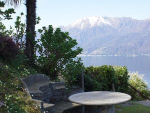 Steintisch im Garten mit Aussicht auf Lago Maggiore
