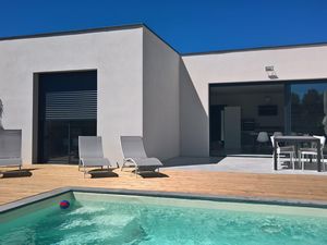 terrasse piscine au soleil à midi