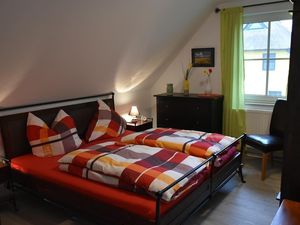 Erstes Schlafzimmer mit Doppelbett