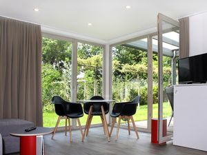 Cube House - Ferienhaus in Franken, Wohnraum - Blick in den Garten