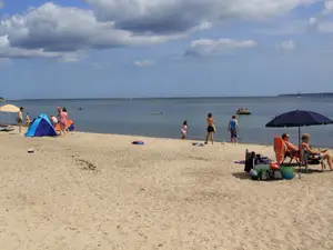 Viel Platz am Badestrand