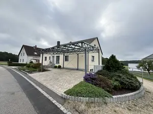 Haus mit Carport 1/2