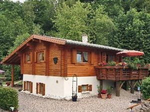 Außenansicht des Gebäudes. Blockhaus - Apartment 1 im Obergeschoss