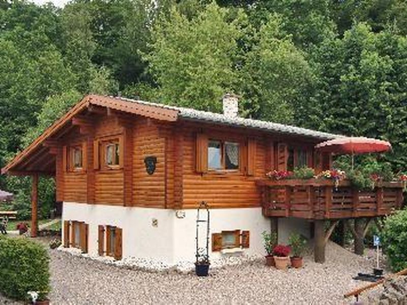 Außenansicht des Gebäudes. Blockhaus - Apartment 2 im Erdgeschoss