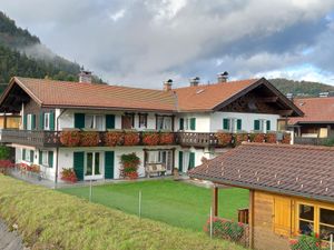 Wohnung im 1. Stock mit großen Fenstern