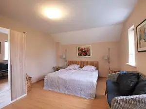 Schlafzimmer mit Doppelbett