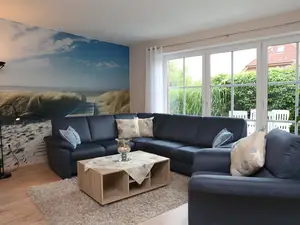 Wohnzimmer mit Rundecke und Sessel