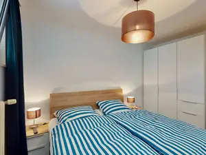 Seeluft 34, Schlafzimmer mit großzügigem Schrank Seeluft 34, Schlafzimmer mit großzügigem Schrank