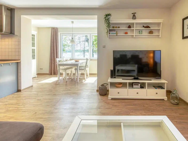 Ferienwohnung Kietz-Flair Waren (Müritz) - Wohnzimmer mit Seeblick Ferienwohnung Kietz-Flair Waren (Müritz) - Wohnzimmer mit Seeblick