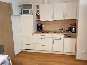 gut ausgestattete Küchenzeile