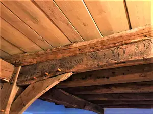 verzierter Holzbogen verzierter Holzbogen