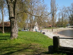 Kinderspielplatz und Segelboote im Einklang