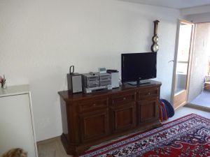 Wohnzimmer mit TV und DAB-Radio