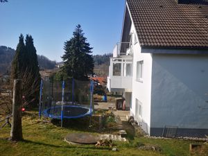 Rückansicht mit Trampolin, Garten und Blick auf den Balkon (DG)