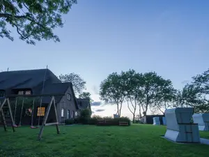 Großer Gemeinschaftsgarten mit Schaukel